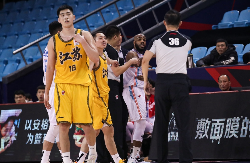 包含关键时刻萨克拉门托国王调整名单以备欧篮联；外线爆发环节打磨；管理层满意；更衣室氛围转暖的词条