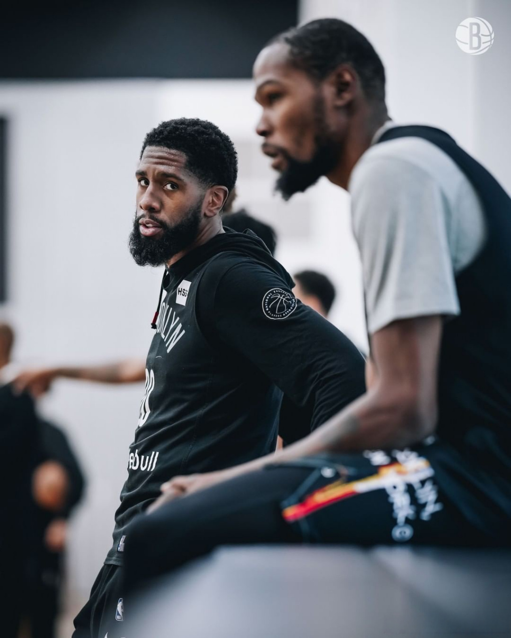 今晚突围战来临，布鲁克林篮网围绕NBA常规赛刷新队史纪录，态度坚定，赛程密集仍需轮换的简单介绍