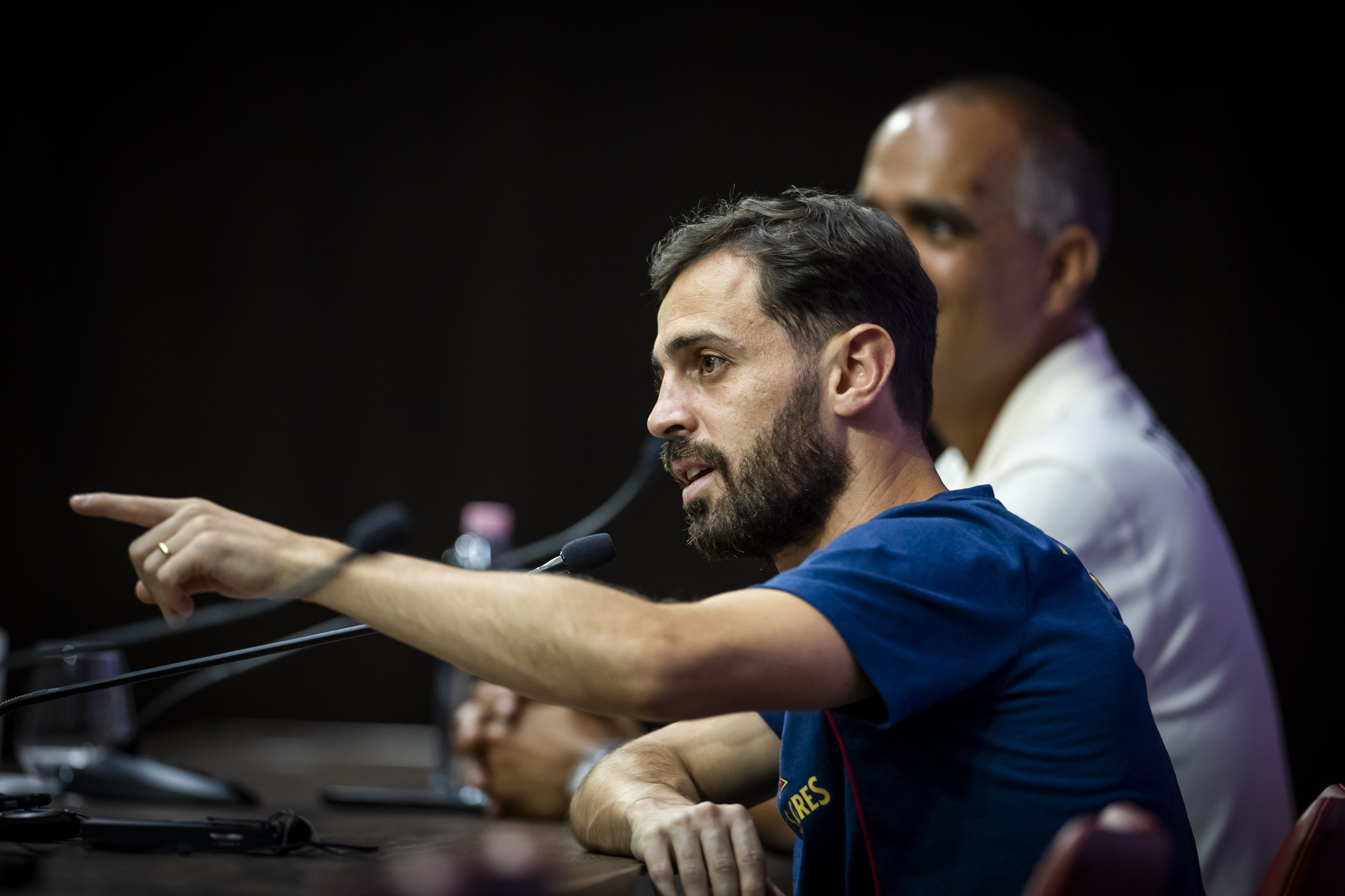 包含足总杯冲刺阶段走向成谜；葡萄牙体育遗憾出局；目标明确；控场能力受关注的词条