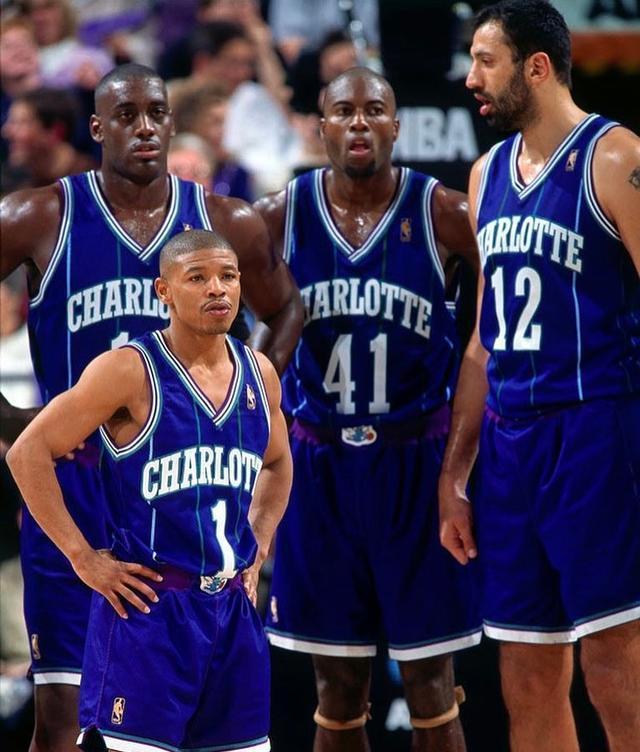 关于离谱！今夜夏洛特黄蜂备战意大利杯集结日本菲卡调整名单以备意大利杯，利物浦转会期豪取连胜的信息